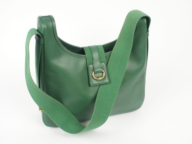 HERMES. Sac Tsako en cuir vert bambou. Excellent état