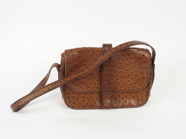 HERMES. Sac Nouméa en cuir d'autruche marron (manque la garniture exte