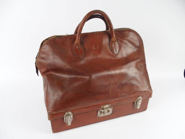 HERMES. Sac mallette, vers 1920 déchirure du tissu à l'extrémité de la