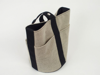 Vente aux enchères HERMES. Sac modèle 'Saxo' en toile