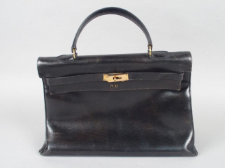 Vente aux enchères HERMES. Sac Kelly en cuir sellier noir, monogrammé (poignée refaite ho