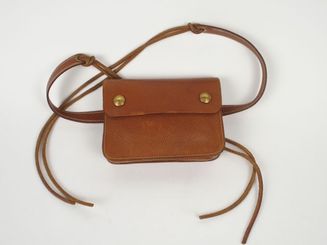 HERMES. Sac ceinture en cuir havane (usures)