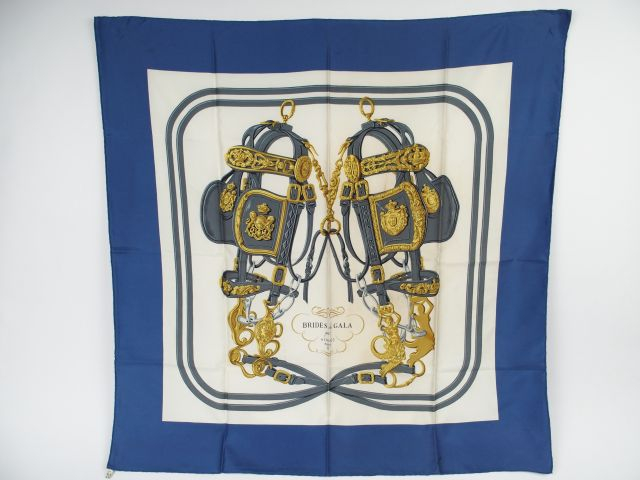 HERMES. Foulard en soie "Brides et Gala". Dans sa boîte d'origine.