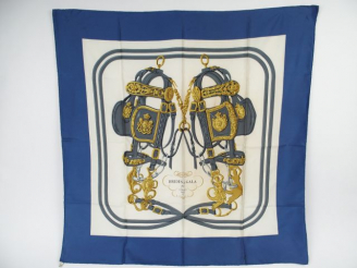 Vente aux enchères HERMES. Foulard en soie "Brides et Gala". Dans sa boîte d'origine.