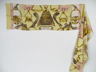 Vente aux enchères HERMES. Bandeau 'Etriers' en soie