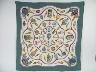 Vente aux enchères HERMES. Foulard 'Flacons' en soie. Dans sa boite usagée