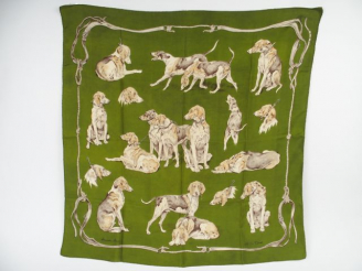 Vente aux enchères HERMES. Foulard 'Chiens de meute' en soie, sur fond vert. Dans sa boit