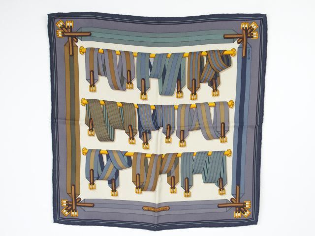 HERMES. Foulard pour pochettes "Sangles" en soie. Dans sa boite