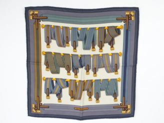 Vente aux enchères HERMES. Foulard pour pochettes "Sangles" en soie. Dans sa boite
