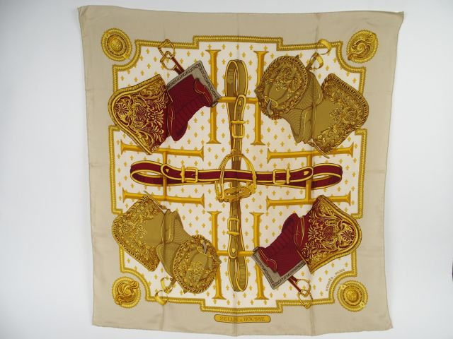 HERMES. Foulard 'Selles a Housse' en soie (petites taches)