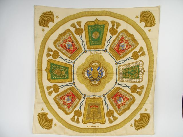HERMES. Foulard 'Poste et cavalerie' en soie  (petites taches)