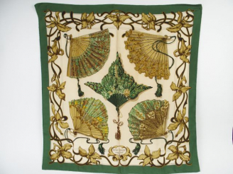 Vente aux enchères HERMES. Foulard 'Belle époque' en soie