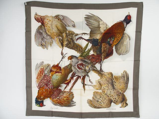 HERMES. Foulard 'trophées de chasse' en soie