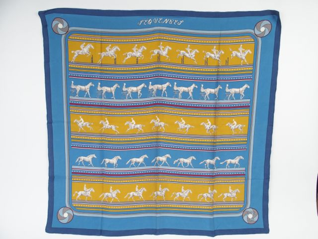 HERMES. Foulard 'Séquences' en soie (petit trou)