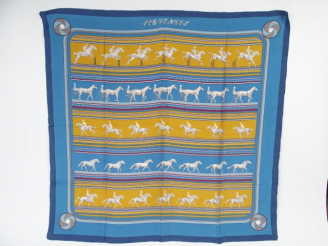 Vente aux enchères HERMES. Foulard 'Séquences' en soie (petit trou)