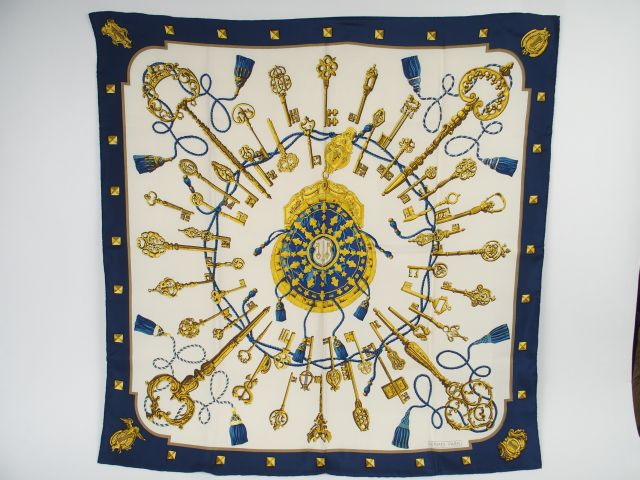 HERMES. Foulard 'Clés' en soie bleue et dorée