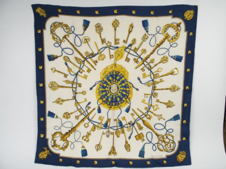 Vente aux enchères HERMES. Foulard 'Clés' en soie bleue et dorée