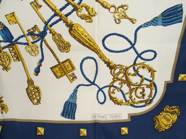 HERMES. Foulard 'Clés' en soie bleue et dorée