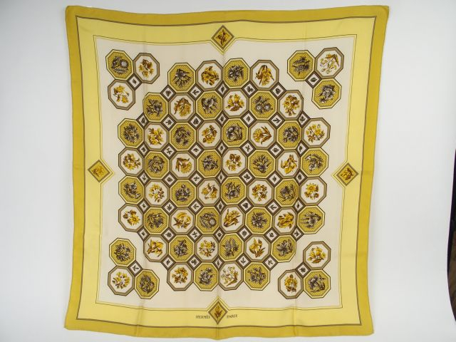 HERMES. Foulard "Fleurs" en soie dans les tons jaunes
