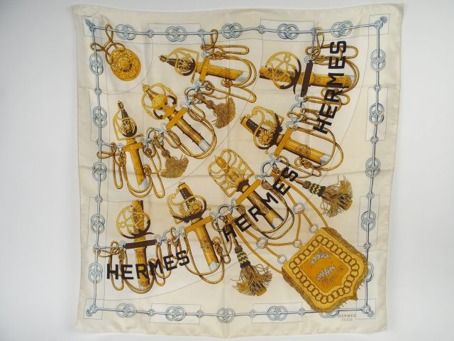 HERMES. Foulard 'Cliquetis' en soie  (petites taches)