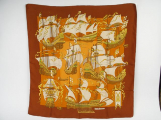 Vente aux enchères HERMES. Foulard 'Armada' en soie (petites taches)