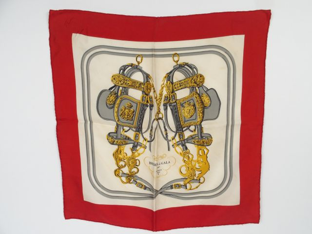 HERMES. Petit carré 'Brides de gala' en soie rouge (petites taches)
