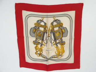 Vente aux enchères HERMES. Petit carré 'Brides de gala' en soie rouge (petites taches)