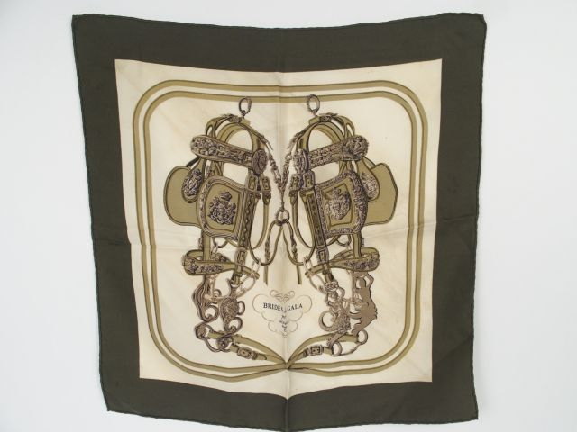 HERMES. Petit carré 'Brides de gala' en soie verte (petites taches)