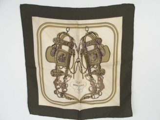 Vente aux enchères HERMES. Petit carré 'Brides de gala' en soie verte (petites taches)