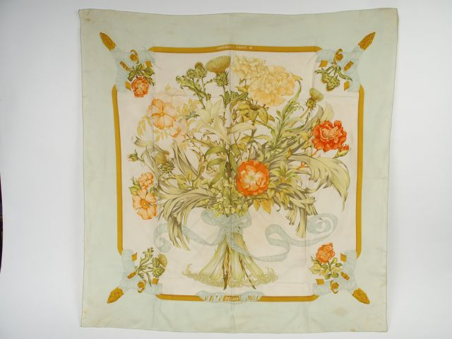 HERMES. Foulard en soie "Regina". Dans sa boite d'origine (mauvais éta