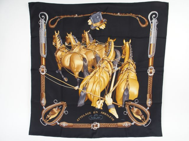 HERMES. Foulard 'Attelage en arbalète' en soie. Dans sa boite