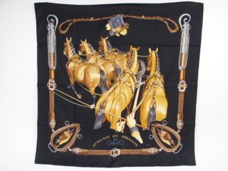 Vente aux enchères HERMES. Foulard 'Attelage en arbalète' en soie. Dans sa boite