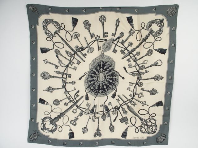 HERMES. Foulard 'Clés' en soie (taches et trous)