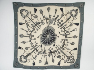 Vente aux enchères HERMES. Foulard 'Clés' en soie (taches et trous)