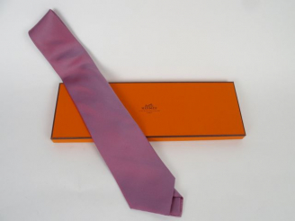 Vente aux enchères HERMES. Cravate en soie rose