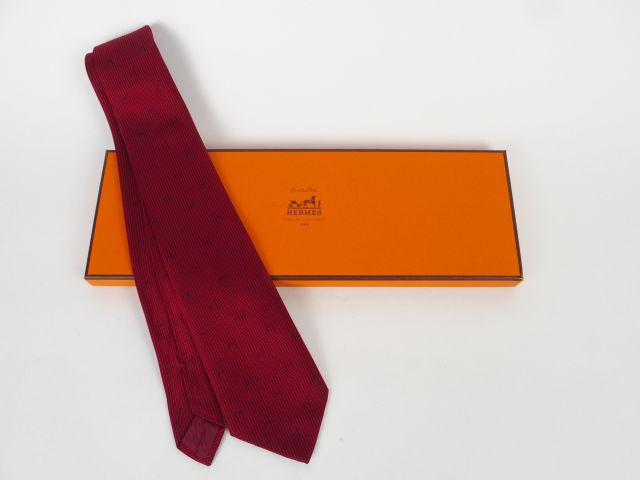 HERMES. Cravate en soie, rayures rouges et bordeaux