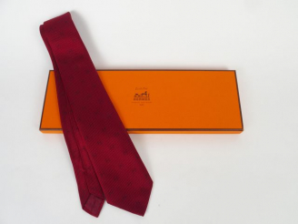 Vente aux enchères HERMES. Cravate en soie, rayures rouges et bordeaux
