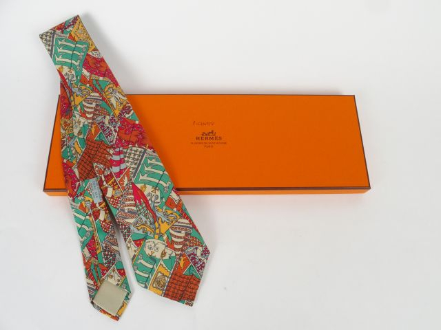 HERMES. Cravate en soie polychrome à décor de drapeaux. (à nettoyer)