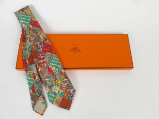 Vente aux enchères HERMES. Cravate en soie polychrome à décor de drapeaux. (à nettoyer)