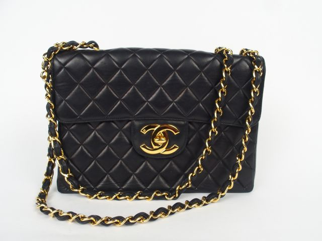 CHANEL. Sac en agneau noir matelassé. Dimensions : 21 x 30 cm. Excelle