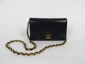 Vente aux enchères CHANEL. Beau sac du soir en lézard noir.