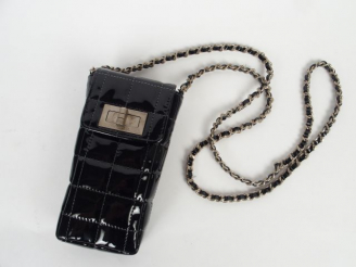 Vente aux enchères CHANEL. Petit sac en agneau vernis matelassé