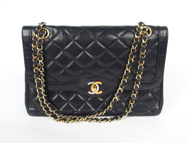 CHANEL. Sac en cuir captonné noir
