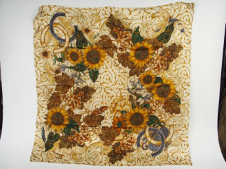 Vente aux enchères CHANEL. Foulard en soie à décor automnal