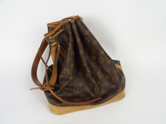 Vente aux enchères Louis VUITTON. Sac 'Noé' en toile monogrammée et cuir naturel (usures)