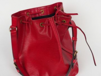 Vente aux enchères Louis VUITTON. Sac Noé en cuir épi rouge