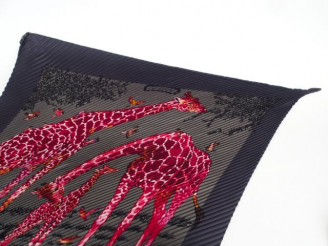 Vente aux enchères Louis VUITTON. Foulard plissé. Dans sa boite