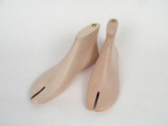 Vente aux enchères LOUIS VUITTON. Paire de présentoir à chaussures de vitrine en bois, cl