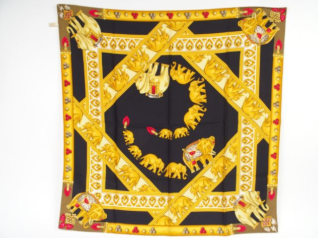 CARTIER, Must. Foulard en soie "Eléphants précieux".