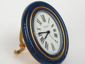 CARTIER. Pendulette de table en métal doré émaillé à l'imitation du la